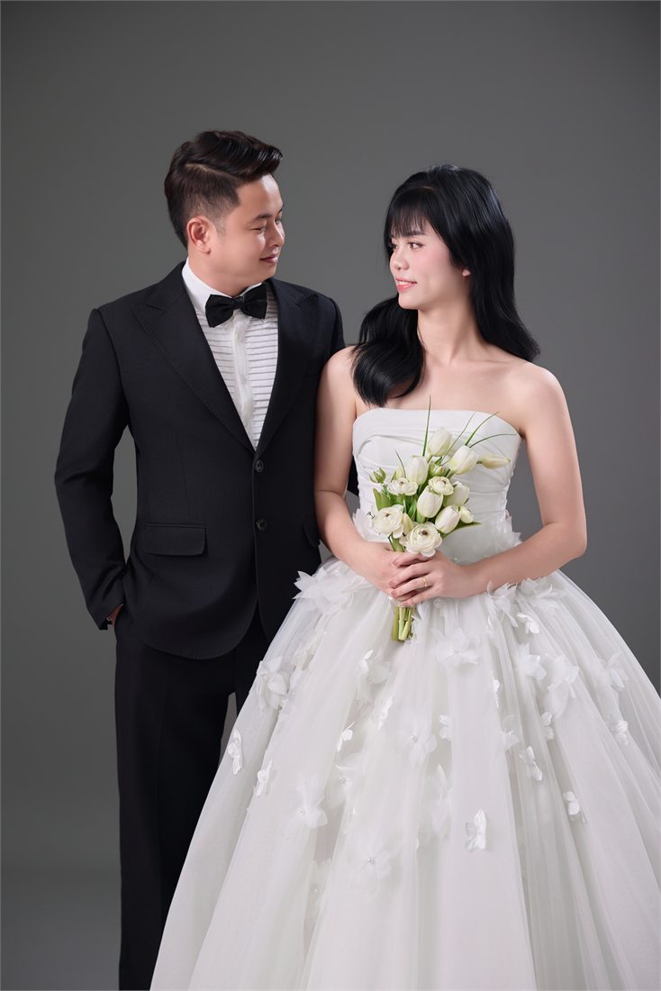 Chân dung studio của Minh Tuyển và Hồng Nhung
