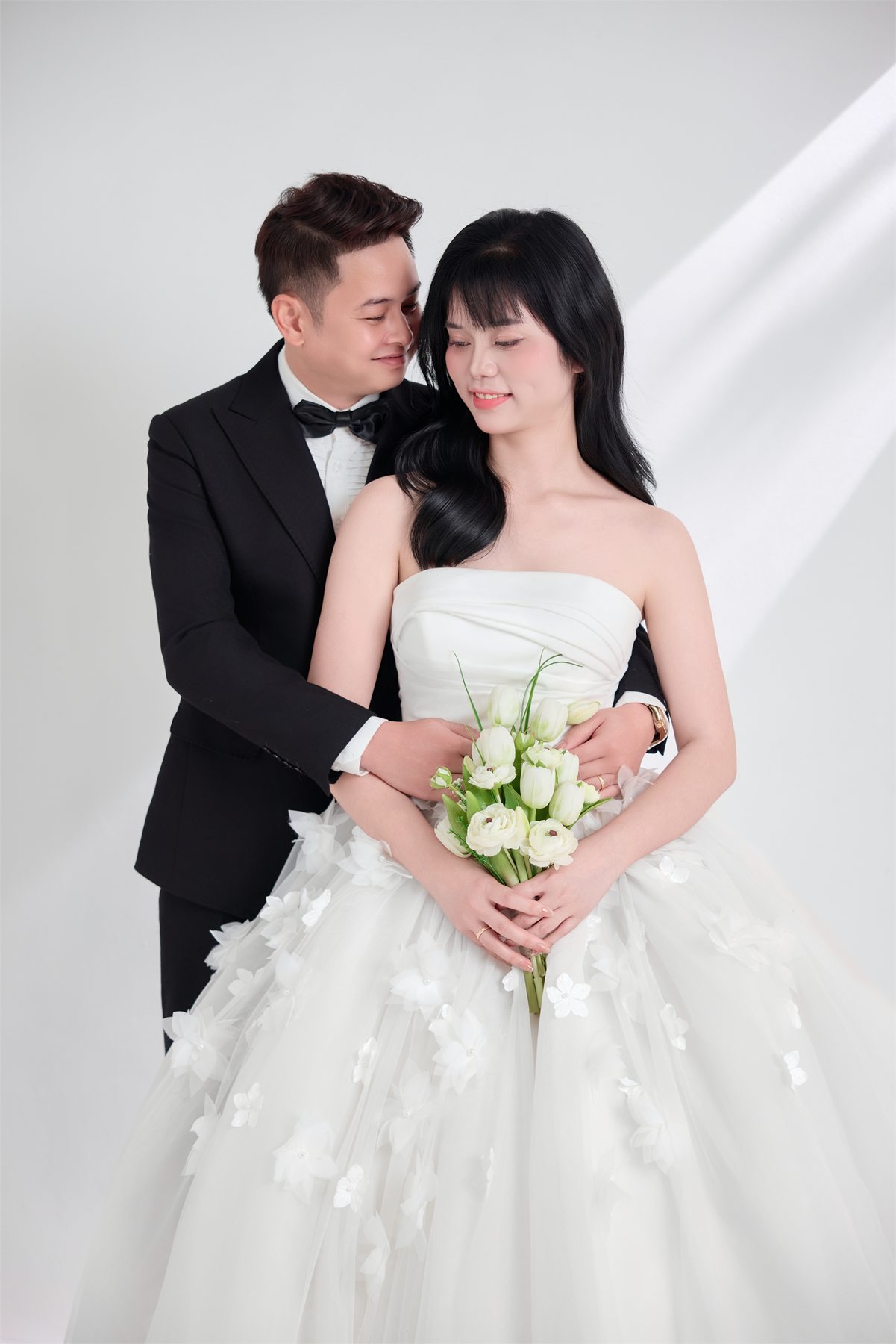 Khoảnh khắc ôm nhẹ trong studio