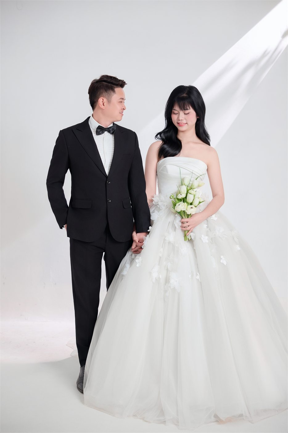 Khoảnh khắc mở đầu của Minh Tuyển và Hồng Nhung