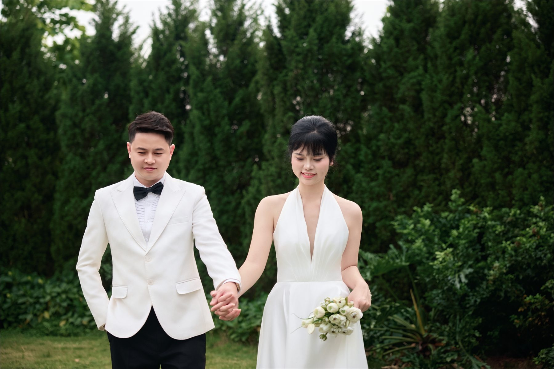 Minh Tuyển và Hồng Nhung cùng nhau dạo bước