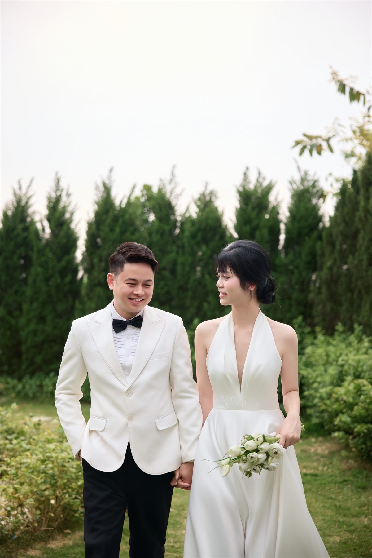Minh Tuyển và Hồng Nhung ngoài vườn